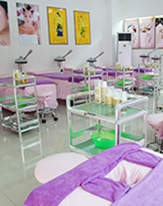 <strong>深圳菲菲化妝學(xué)校環(huán)境</strong>