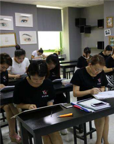 <strong>深圳萬(wàn)色化妝學(xué)校環(huán)境</strong>