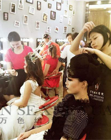 <strong>深圳萬(wàn)色化妝學(xué)校環(huán)境</strong>