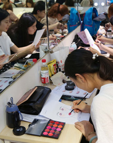 <strong>青島紫緣化妝學(xué)校環(huán)境</strong>